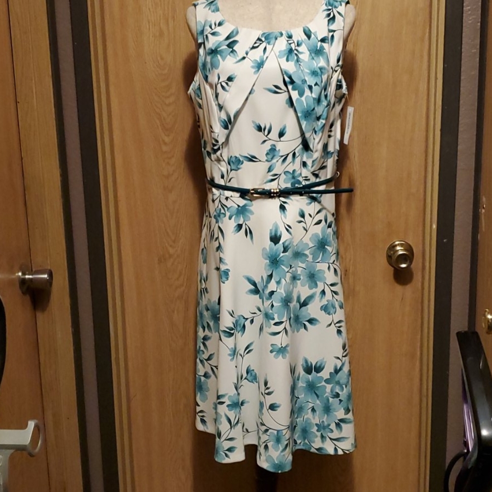 Dress - Picture 2 of 8